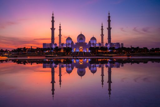 A beautiful shot of Sheikh Zayed Grand Mosque in Abu Dhabi during sunset