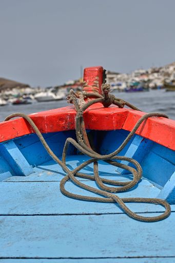 SOGA ATADA EN BOTE DE PESCADORES