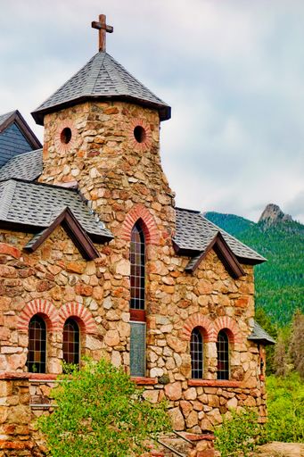 A vertical shot of Chapel on the Rock in Allenspark, USA