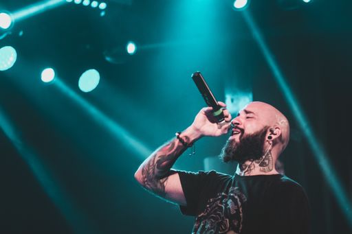 Mediyama singing at the Rayden concert in Sala Apolo (Barcelona) on the tour "Quiero que nos volvamos a ver"
