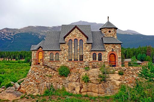 A beautiful shot of the Saint Catherine's Chapel on the Rock with mountains in the background in the USA