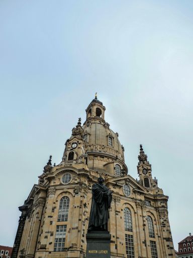 A low angle shot of the Iglesia de Dresden in Alemania, Germany on a clear sky background
