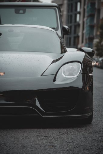 A unique and really hard to finde Porsche 918 Spyder found stealing the attention around London.