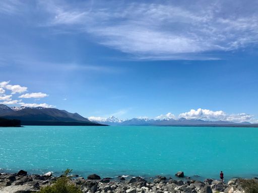 The beautiful view of the turquoise lake surrounded by mountains. New Zealand.