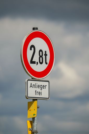 A traffic sign saying 2,8 tons, residents only. Translated from german.