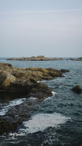 A vertical shot of a beautiful sea on a cloudy day