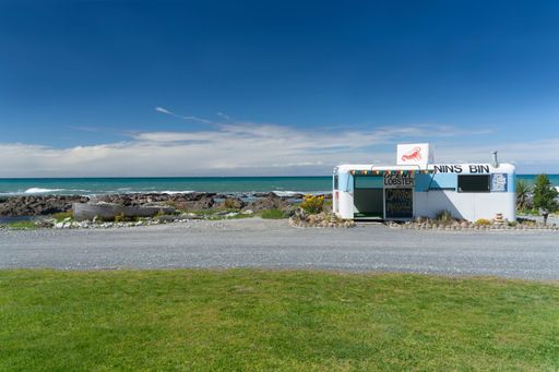 A roadside seafood restaurant 20 minutes drive from Kaikoura famous for Crayfish and fish and chips. Beautiful outdoor seating area