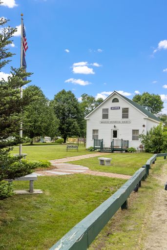 A vertical shot of a white house in New Hampshire