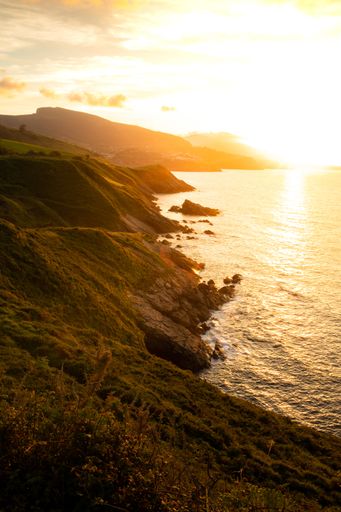 A mesmerizing shot of the coastline under the sun