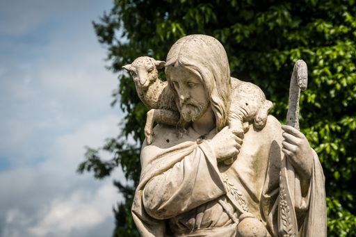 A Jesus Christ statue with a lamb