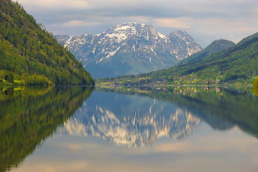 A breathtaking shot of mountains reflecting in the lake in Grundlsee, Austria