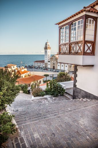A vertical shot of the shore of Plaza de la Candelaria in Spain