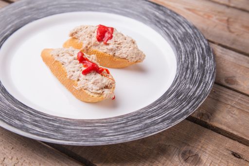 A closeup shot of delicious tuna with pepper in a plate