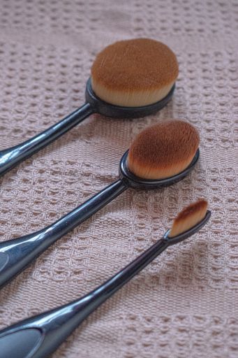 The dirty and used tools for makeup on the table