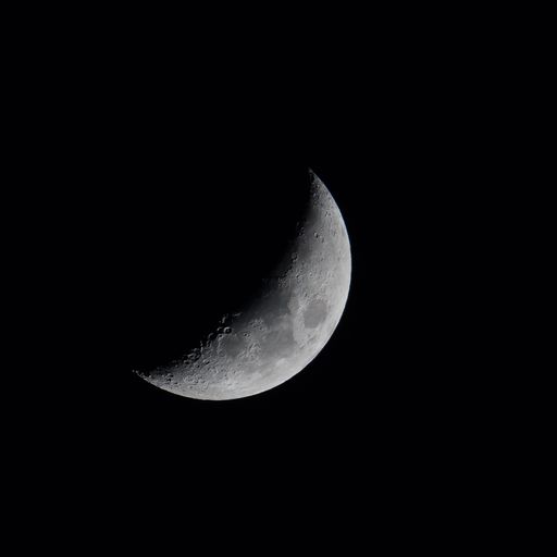 A bright moon in the sky during night time