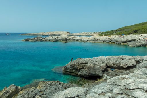 sea, cliffs and beaches in the Quakes islands with a Caribbean sea