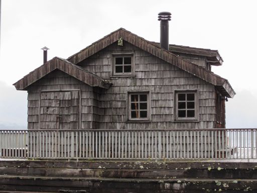 A closeup shot of an old abandoned house during gloomy weather
