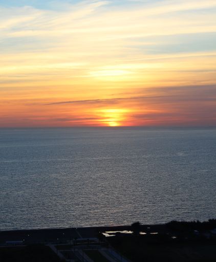A breathtaking view of the sunset over the peaceful waves of the sea