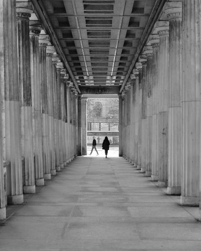 A grayscale shot of the columns of Altes Museum in Berlin, Germany