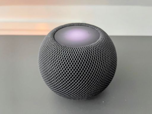 A review HomePod assistant gray on the table
