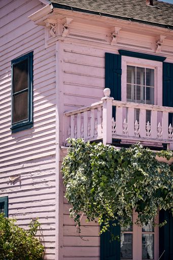 A vertical shot of La Casa Rosa building in San Juan Bautista, California, USA
