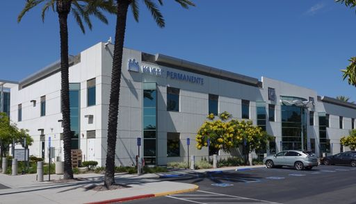 The modern medical offices of Kaiser Permanente with name on building.