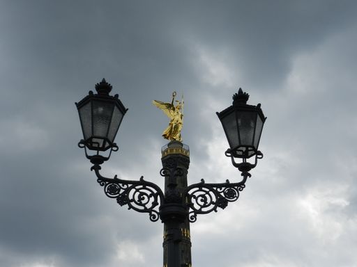 landmark en berlin fusionado con una farola
