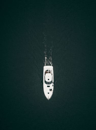 An aerial view of a boat sailing on the Chicago river during the daytime