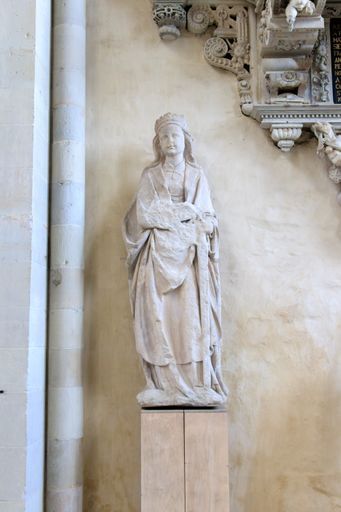 A vertical shot of a female's statue inside Magdeburg's cathedral