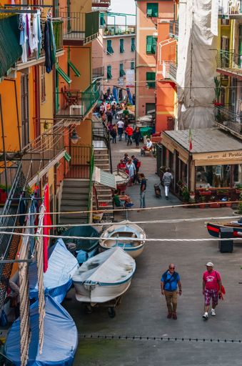 The people walking in the colorful streets of Manarola