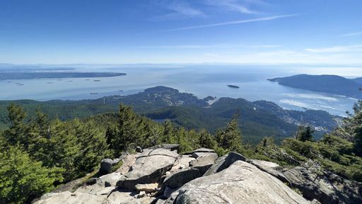 The view of Eagle bluffs in Cypress provincial park under the blue sky