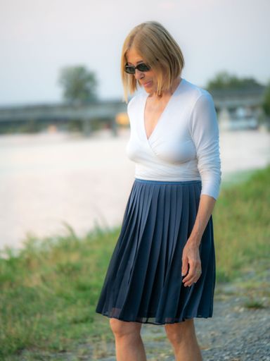 senior fit elegant lady dressed blaka dn white wearing sunglasses enjoying nature in summer