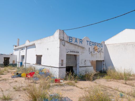 dereict bar in isla cristina closed due to covid