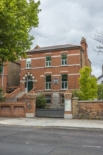 A vertical view of the residential street-side building with brick facades on a cloudy day in Dublin