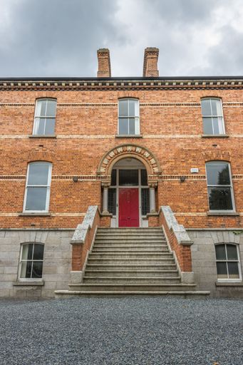 A vertical view of the residential street-side building with brick facades on a cloudy day in Dublin
