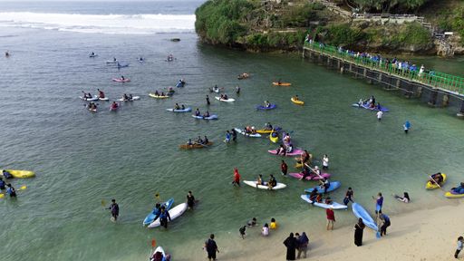 A lot of people canoeing on the clean sea in Jogjakarta during the daytime