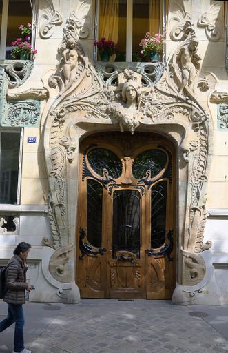 An outstanding Art Nouveau door at Paris street