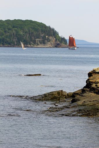 A vertical shot of boats sailing on Frenchman Bay at Agamont Park, Bar Harbor in Maine, USA