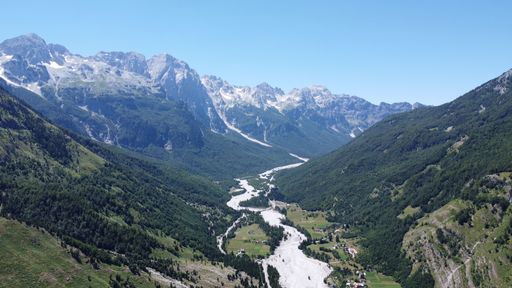 A mesmerizing view of a beautiful mountainous landscape on a sunny day