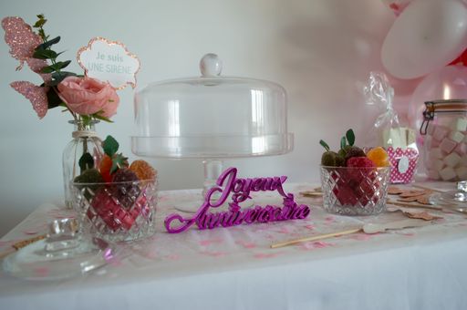 A decorated table with signs - translation: Happy Birthday, I am a mermaid