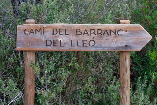 Signpost indicating the way to the Leon Canyon. One of the hiking trails that surround the town of El Vendrell, in Tarragona (Spain)