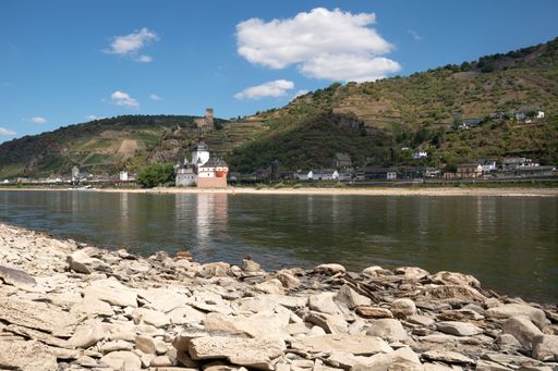 A beautiful view of the Rhine river surrounded by evergreen mountains in Kaub during a drought