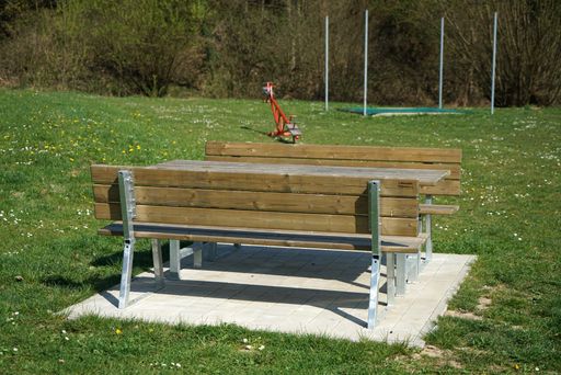 Two wooden benches in front of each other in the park