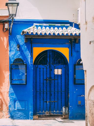 A vertical shot of a typical Arabic house with blue walls under the sunlight