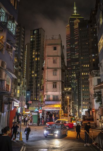 A really nice evening in Hong Kong in Soho in front of Hong Kongs maybe smallest skyscraper.