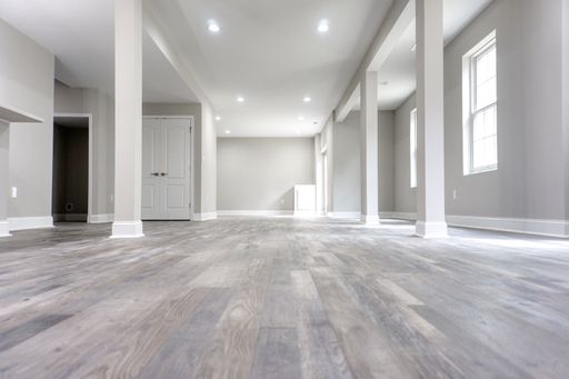 The white interior of a modern house with columns