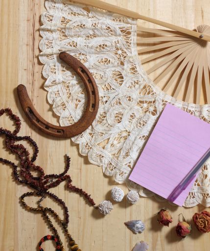 A top view of Horseshoe With Vintage Lace Fan Beads and Arrowheads