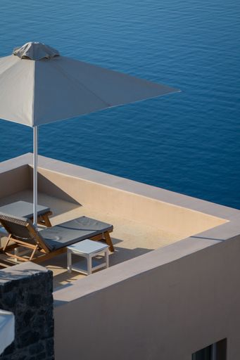 A vertical high-angle shot of a rectangular balcony in the background of the sea