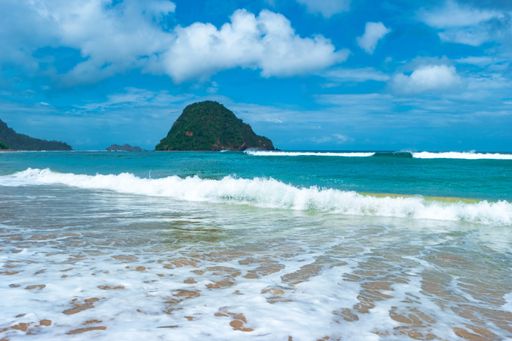 A beautiful shot of an amazing shore under the sunlight