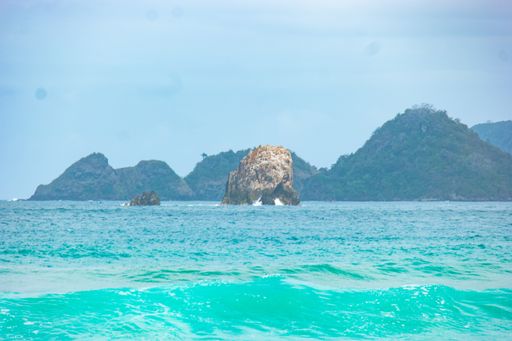 A beautiful shot of an amazing shore under the sunlight